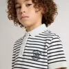 Polo alb din bumbac pentru băieți, cu dungi albastre și broderie Polo alb din bumbac pentru băieți, cu dungi albastre și broderie