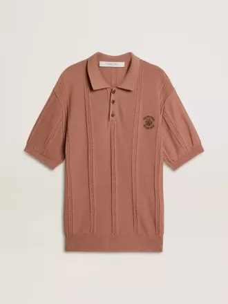 Polo pentru bărbați, de culoare cărămiziu, cu logo brodat.