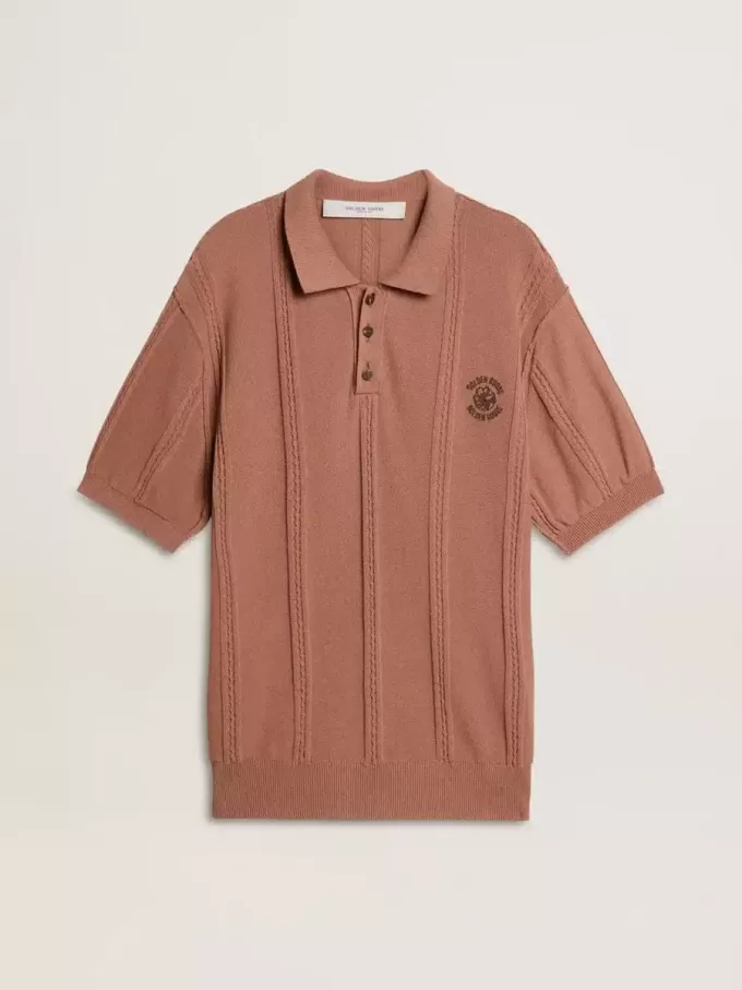 Polo pentru bărbați, de culoare cărămiziu, cu logo brodat. Polo pentru bărbați, de culoare cărămiziu, cu logo brodat.
