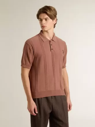 Polo pentru bărbați, de culoare cărămiziu, cu logo brodat.