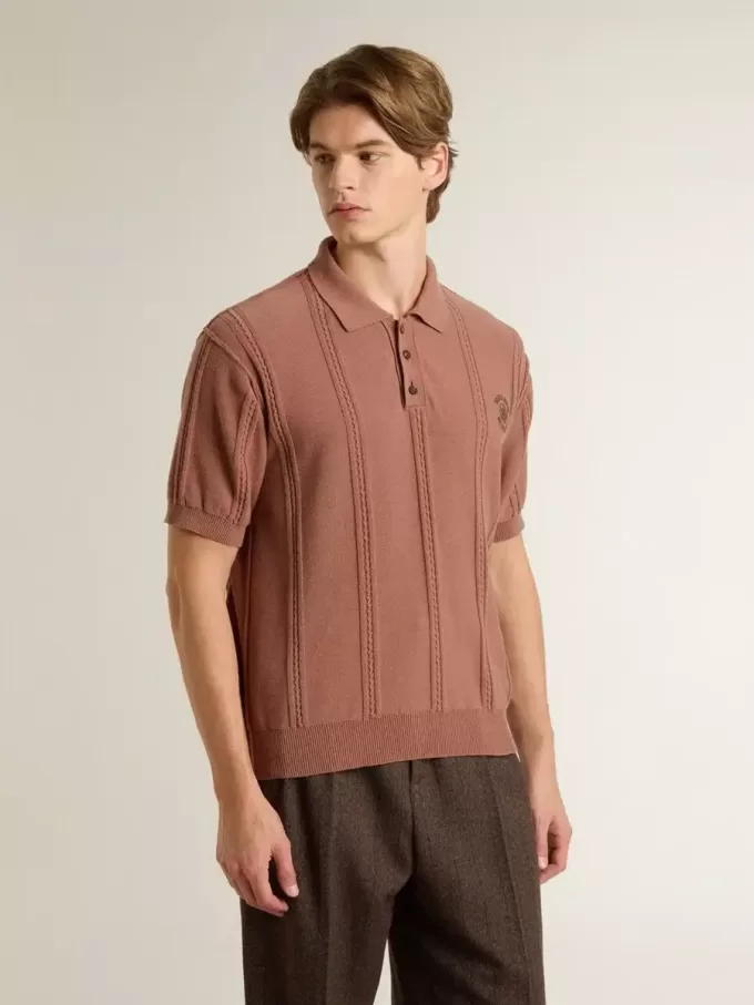 Polo pentru bărbați, de culoare cărămiziu, cu logo brodat. Polo pentru bărbați, de culoare cărămiziu, cu logo brodat.
