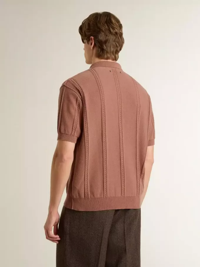Polo pentru bărbați, de culoare cărămiziu, cu logo brodat. Polo pentru bărbați, de culoare cărămiziu, cu logo brodat.