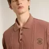 Polo pentru bărbați, de culoare cărămiziu, cu logo brodat. Polo pentru bărbați, de culoare cărămiziu, cu logo brodat.