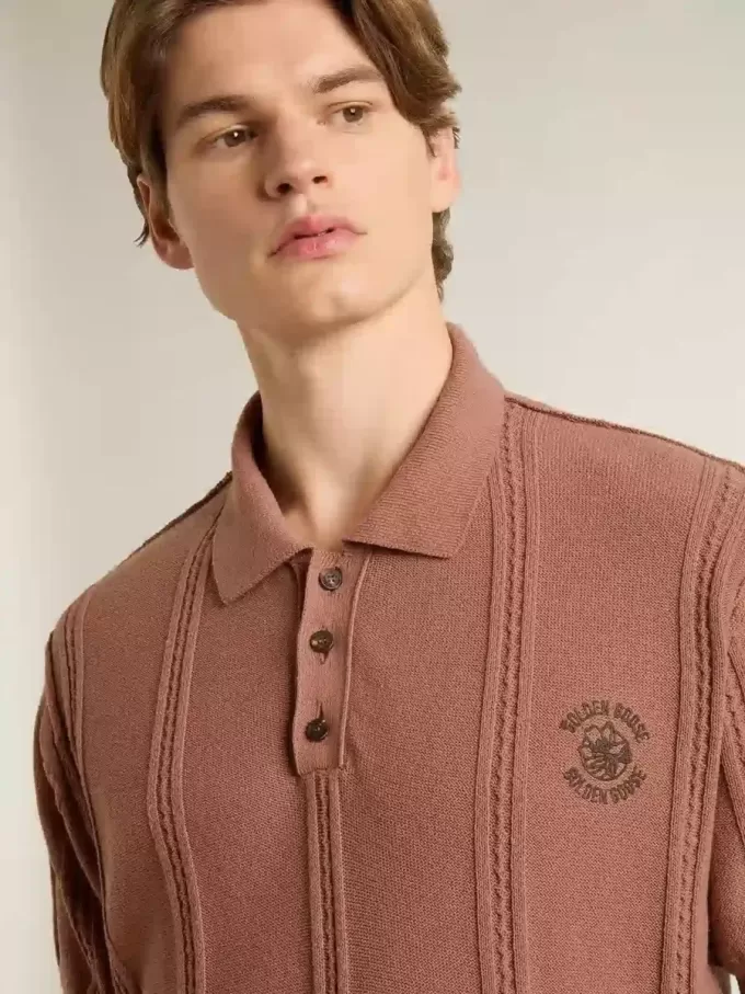 Polo pentru bărbați, de culoare cărămiziu, cu logo brodat. Polo pentru bărbați, de culoare cărămiziu, cu logo brodat.