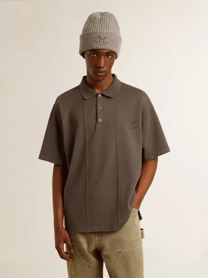 Polo pentru bărbați din bumbac, de culoare gri antracit, cu broderie Polo pentru bărbați din bumbac, de culoare gri antracit, cu broderie