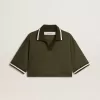 Polo scurt pentru femei din tricou verde militar cu broderie Polo scurt pentru femei din tricou verde militar cu broderie