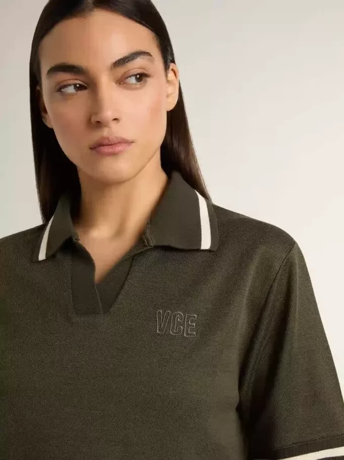 Polo scurt pentru femei din tricou verde militar cu broderie Polo scurt pentru femei din tricou verde militar cu broderie