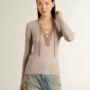 Pulover din lână bej cu detalii din piele Pulover din lână bej cu detalii din piele