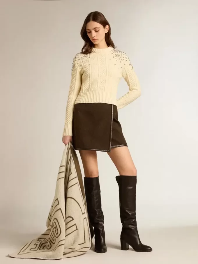 Pulover scurt pentru femei, de culoare albă uzată, cu cristale decorative Pulover scurt pentru femei, de culoare albă uzată, cu cristale decorative