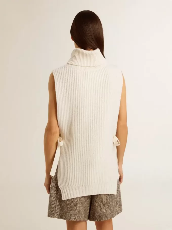 Pulover unisex alb, fără mâneci, cu guler înalt, din lână cu nervuri Pulover unisex alb, fără mâneci, cu guler înalt, din lână cu nervuri