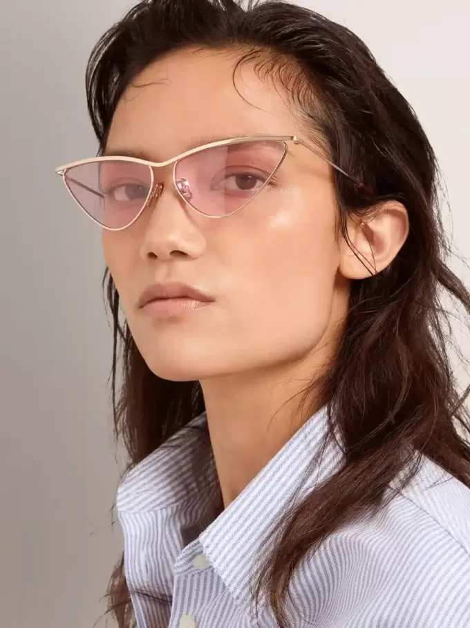 Rame de soare în stil cat-eye cu ramă și lentile roz Rame de soare în stil cat-eye cu ramă și lentile roz