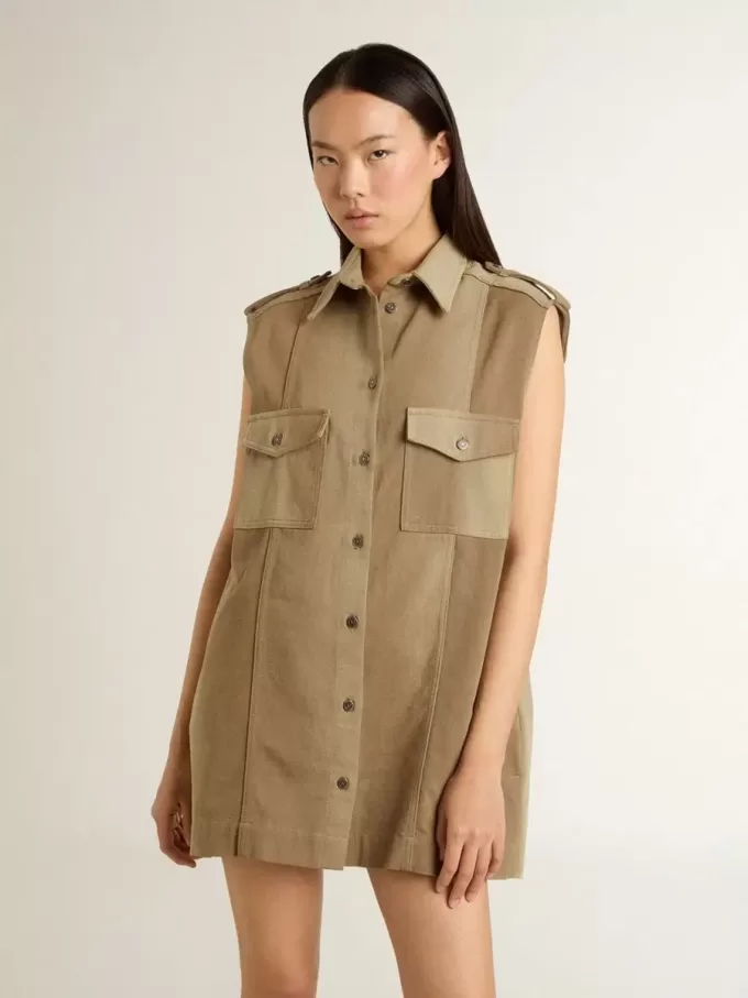 Rochie cămașă pentru femei din denim de culoare nisipiu, cu detalii militare Rochie cămașă pentru femei din denim de culoare nisipiu, cu detalii militare