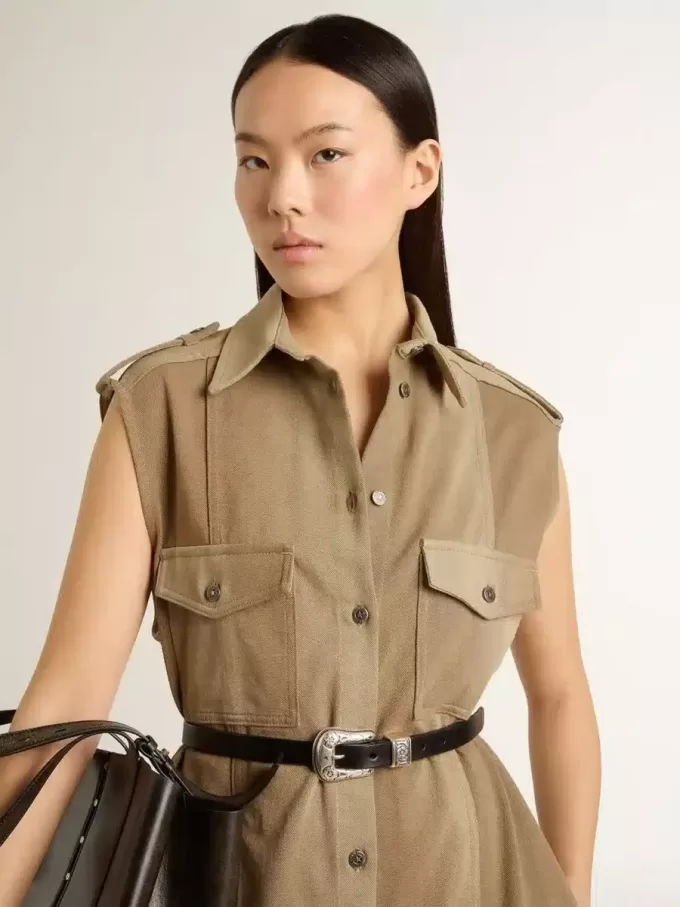 Rochie cămașă pentru femei din denim de culoare nisipiu, cu detalii militare Rochie cămașă pentru femei din denim de culoare nisipiu, cu detalii militare