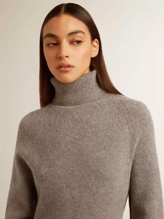 Rochie din lână cu nervuri, de culoare gri melanj, cu guler înalt Rochie din lână cu nervuri, de culoare gri melanj, cu guler înalt