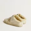 Saboturi Super-Star pentru femei, cu stea din piele de căprioară aurie și căptușeală din piele de oaie Saboturi Super-Star pentru femei, cu stea din piele de căprioară aurie și căptușeală din piele de oaie