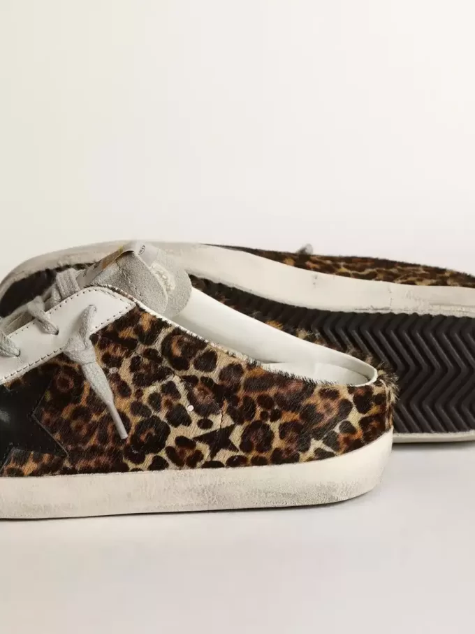 Saboturi Super-Star pentru femei din piele de ponei cu imprimeu leopard și stea neagră Saboturi Super-Star pentru femei din piele de ponei cu imprimeu leopard și stea neagră