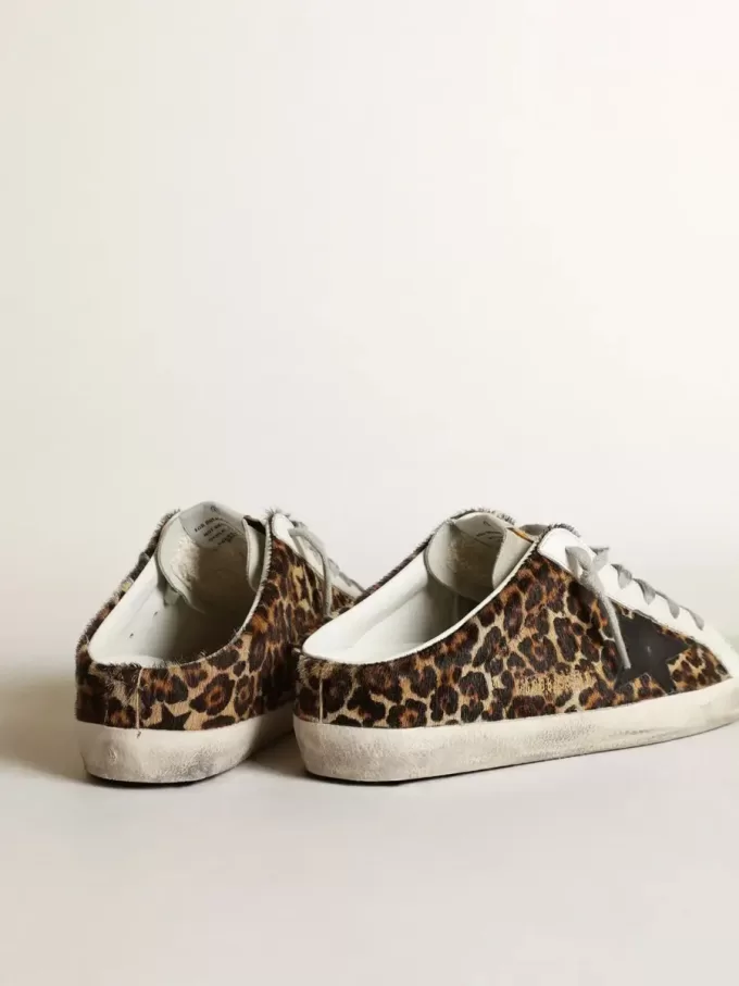 Saboturi Super-Star pentru femei din piele de ponei cu imprimeu leopard și stea neagră Saboturi Super-Star pentru femei din piele de ponei cu imprimeu leopard și stea neagră