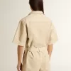 Salopetă pentru femei din denim bej, cu curea și tiv franjurat Salopetă pentru femei din denim bej, cu curea și tiv franjurat