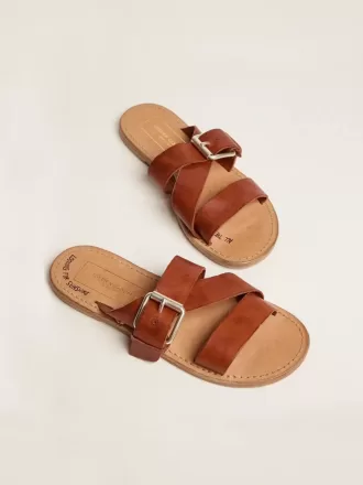 Sandale plate Margaret din piele acoperită cu rășină Sandale plate Margaret din piele acoperită cu rășină