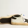 Super-Star alb pentru bărbați, din materiale biologice, cu stea neagră și bandă pe călcâi Super-Star alb pentru bărbați, din materiale biologice, cu stea neagră și bandă pe călcâi