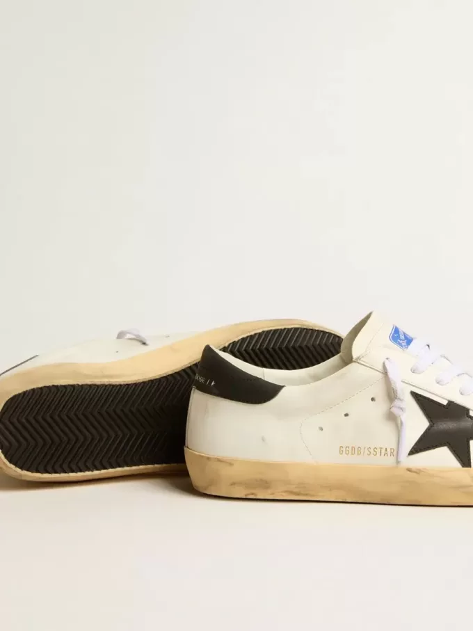 Super-Star alb pentru bărbați, din materiale biologice, cu stea neagră și bandă pe călcâi Super-Star alb pentru bărbați, din materiale biologice, cu stea neagră și bandă pe călcâi