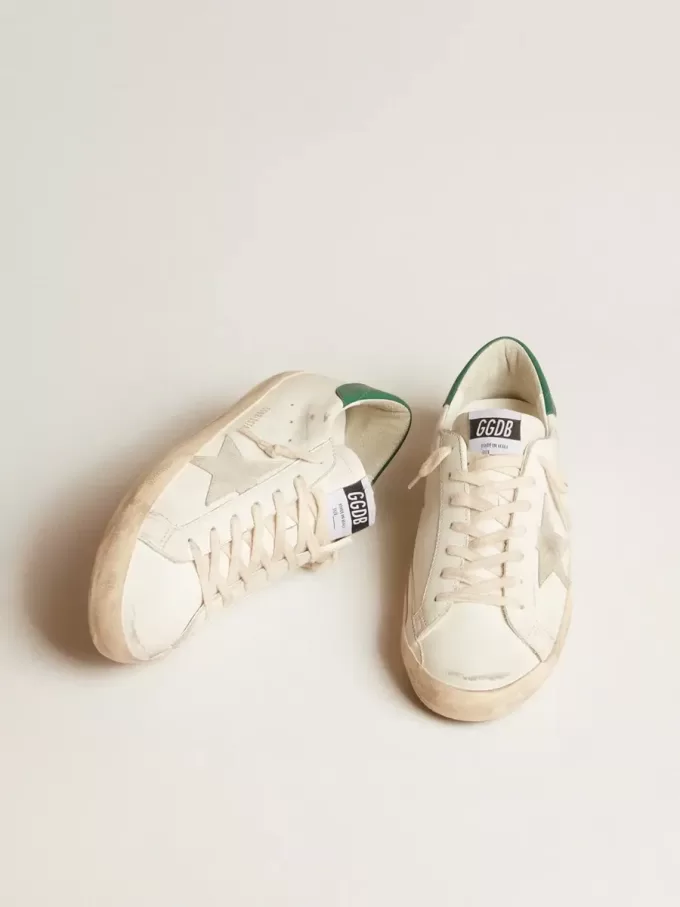 Super-Star din piele albă cu stea din piele de căprioară gri gheață și călcâi din piele verde Super-Star din piele albă cu stea din piele de căprioară gri gheață și călcâi din piele verde