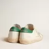 Super-Star din piele albă cu stea din piele de căprioară gri gheață și călcâi din piele verde Super-Star din piele albă cu stea din piele de căprioară gri gheață și călcâi din piele verde