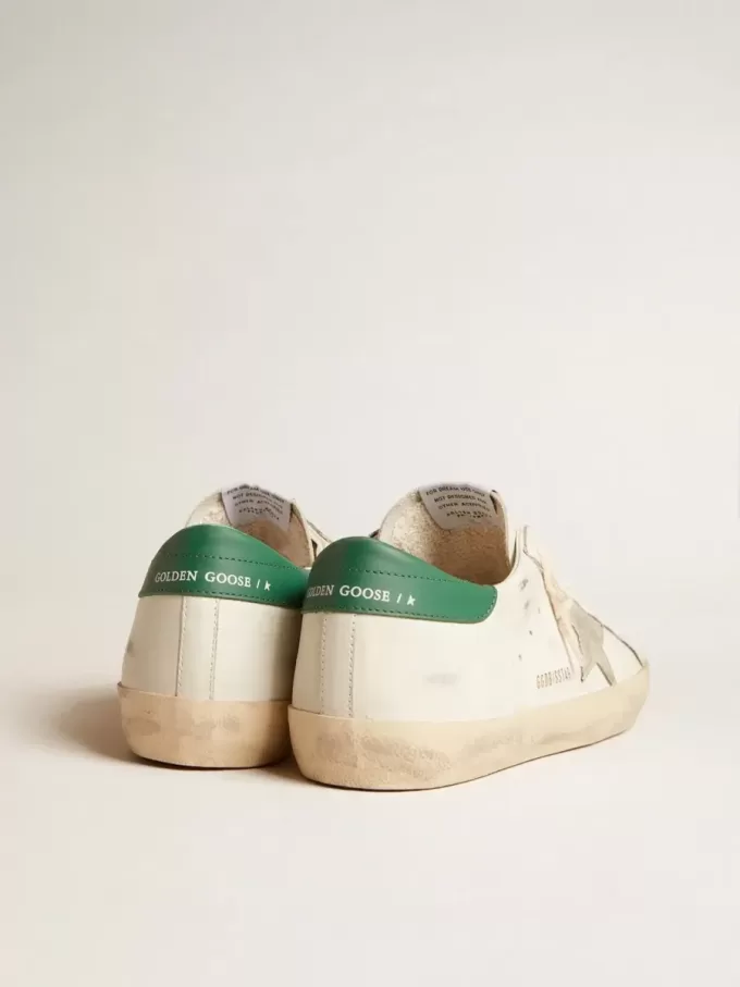 Super-Star din piele albă cu stea din piele de căprioară gri gheață și călcâi din piele verde Super-Star din piele albă cu stea din piele de căprioară gri gheață și călcâi din piele verde