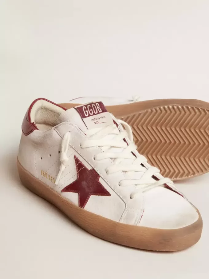 Super-Star din piele de căprioară albă cu stea și călcâi din piele burgundă Super-Star din piele de căprioară albă cu stea și călcâi din piele burgundă