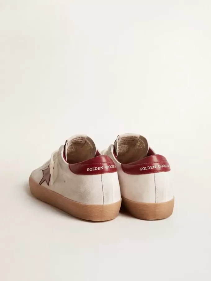 Super-Star din piele de căprioară albă cu stea și călcâi din piele burgundă Super-Star din piele de căprioară albă cu stea și călcâi din piele burgundă