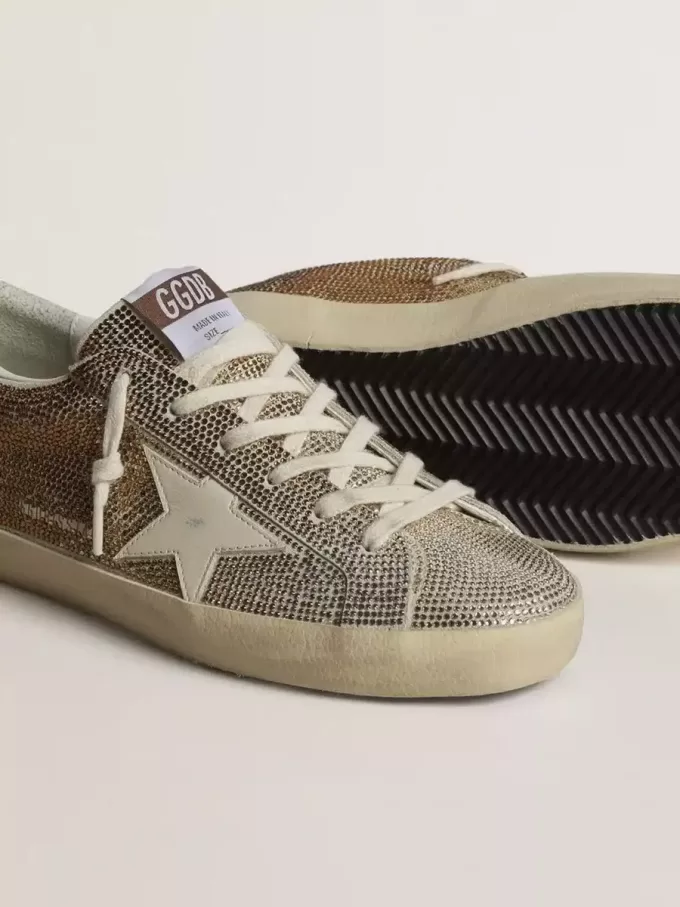 Super-Star din piele de căprioară bej și cristale multicolore, cu stea și călcâi din piele de culoare crem Super-Star din piele de căprioară bej și cristale multicolore, cu stea și călcâi din piele de culoare crem