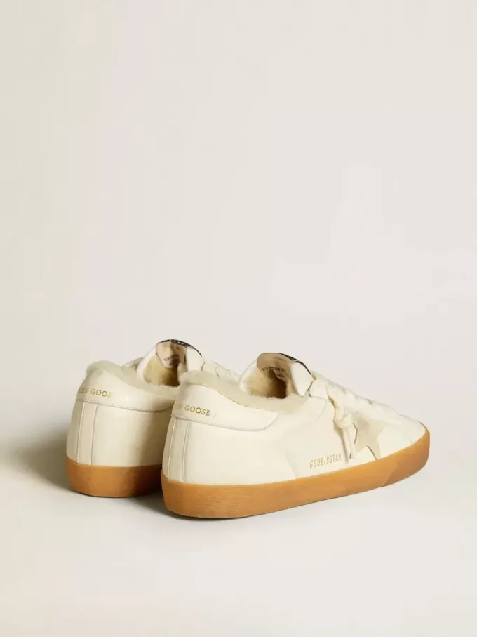 Super-Star din piele nappa albă, cu stea din piele de căprioară și căptușeală din piele de oaie