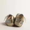 Super-Star Junior cu sclipici, stea din piele de căprioară și talpă aurie Super-Star Junior cu sclipici, stea din piele de căprioară și talpă aurie