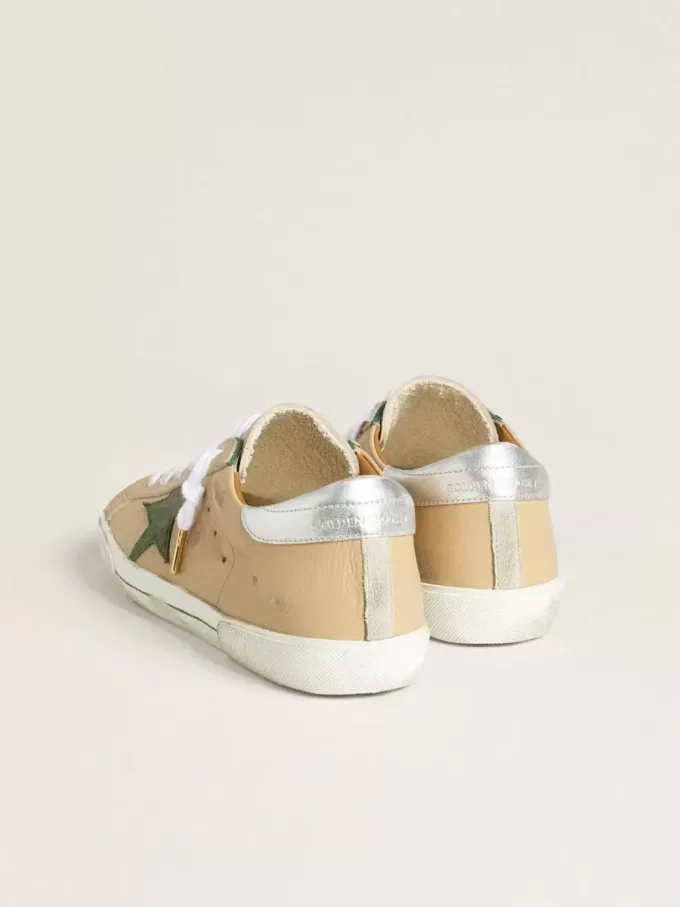 Super-Star LTD din piele bej cu stea din piele de căprioară verde și călcâi din piele argintie Super-Star LTD din piele bej cu stea din piele de căprioară verde și călcâi din piele argintie