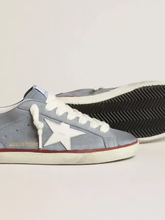Super-Star LTD din piele nubuc albastru deschis, cu stea din piele albă și călcâi din piele maro Super-Star LTD din piele nubuc albastru deschis, cu stea din piele albă și călcâi din piele maro