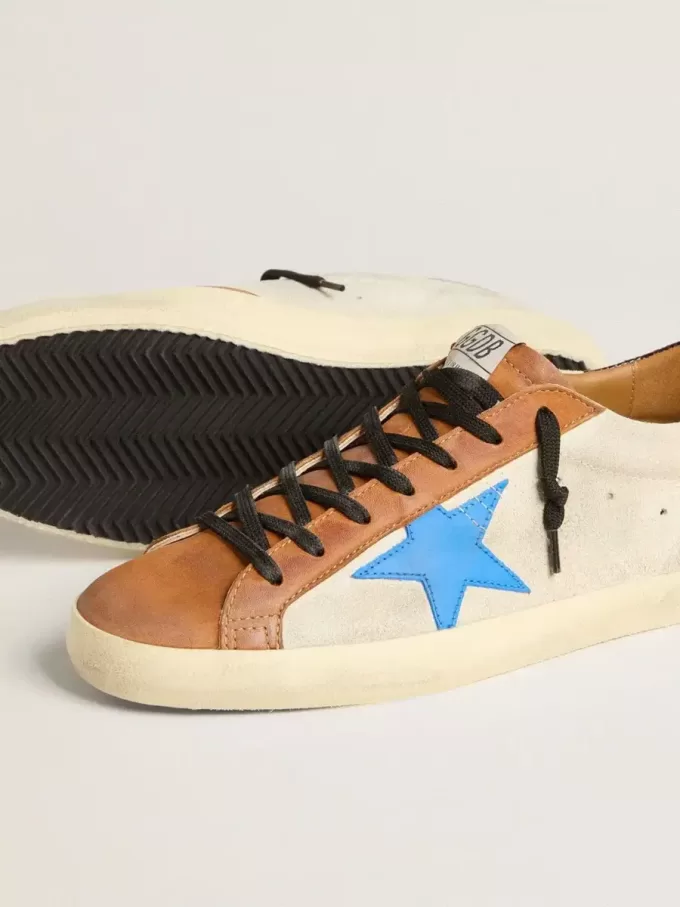 Super-Star LTD pentru bărbați, de culoare bej, cu stea albastră deschisă și talpă cu imprimeu crocodil Super-Star LTD pentru bărbați, de culoare bej, cu stea albastră deschisă și talpă cu imprimeu crocodil