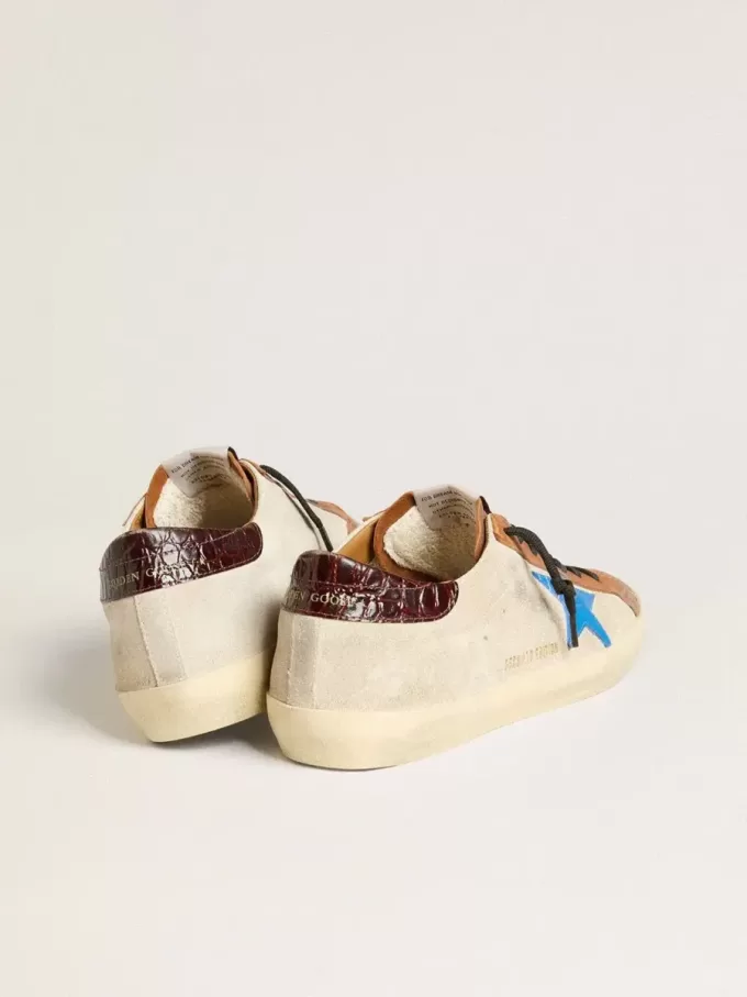 Super-Star LTD pentru bărbați, de culoare bej, cu stea albastră deschisă și talpă cu imprimeu crocodil Super-Star LTD pentru bărbați, de culoare bej, cu stea albastră deschisă și talpă cu imprimeu crocodil