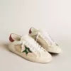 Super-Star LTD pentru bărbați, din piele de căprioară, cu stea metalică verde și bandă roșie pe călcâi Super-Star LTD pentru bărbați, din piele de căprioară, cu stea metalică verde și bandă roșie pe călcâi