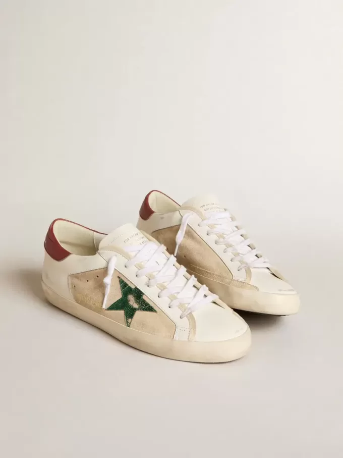 Super-Star LTD pentru bărbați, din piele de căprioară, cu stea metalică verde și bandă roșie pe călcâi Super-Star LTD pentru bărbați, din piele de căprioară, cu stea metalică verde și bandă roșie pe călcâi