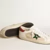 Super-Star LTD pentru bărbați, din piele de căprioară, cu stea metalică verde și bandă roșie pe călcâi Super-Star LTD pentru bărbați, din piele de căprioară, cu stea metalică verde și bandă roșie pe călcâi