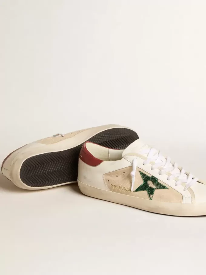 Super-Star LTD pentru bărbați, din piele de căprioară, cu stea metalică verde și bandă roșie pe călcâi Super-Star LTD pentru bărbați, din piele de căprioară, cu stea metalică verde și bandă roșie pe călcâi