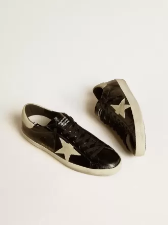Super-Star LTD pentru bărbați, din piele lăcuită neagră, cu stea din piele de căprioară și bandă pe călcâi Super-Star LTD pentru bărbați, din piele lăcuită neagră, cu stea din piele de căprioară și bandă pe călcâi