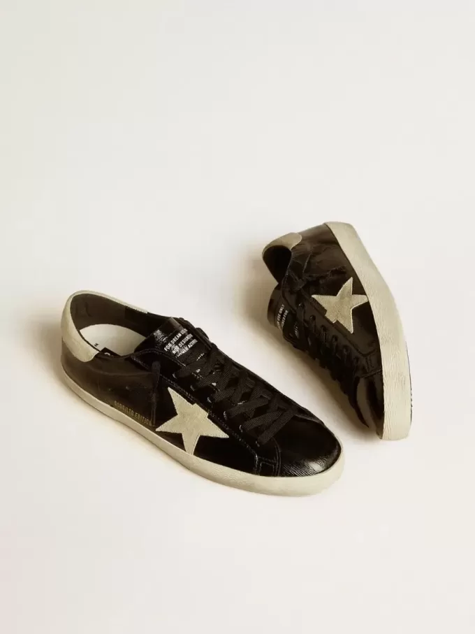 Super-Star LTD pentru bărbați, din piele lăcuită neagră, cu stea din piele de căprioară și bandă pe călcâi Super-Star LTD pentru bărbați, din piele lăcuită neagră, cu stea din piele de căprioară și bandă pe călcâi