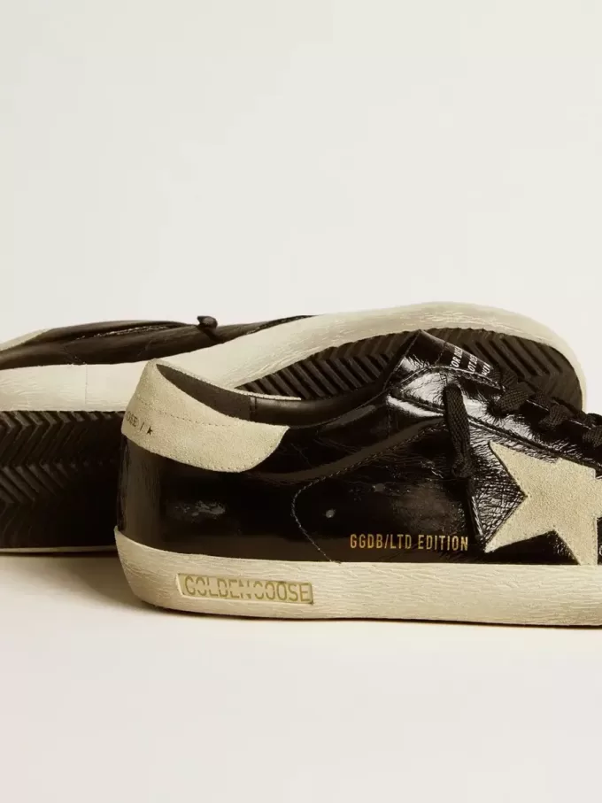 Super-Star LTD pentru bărbați, din piele lăcuită neagră, cu stea din piele de căprioară și bandă pe călcâi Super-Star LTD pentru bărbați, din piele lăcuită neagră, cu stea din piele de căprioară și bandă pe călcâi