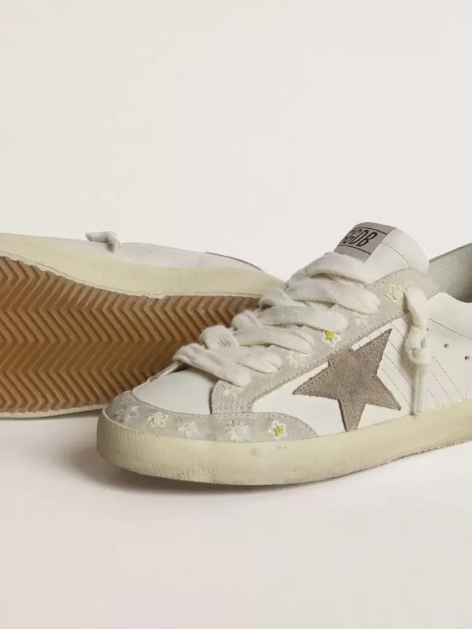 Super-Star LTD pentru femei, cu stea și călcâi din piele de căprioară bej și broderie florală Super-Star LTD pentru femei, cu stea și călcâi din piele de căprioară bej și broderie florală