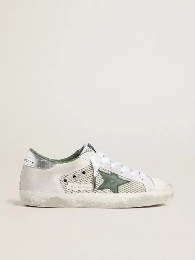 Super-Star LTD pentru femei, din piele de căprioară albă și plasă, cu stea din piele verde și călcâi din piele argintie Super-Star LTD pentru femei, din piele de căprioară albă și plasă, cu stea din piele verde și călcâi din piele argintie