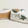 Super-Star LTD pentru femei, din piele de căprioară albă și plasă, cu stea din piele verde și călcâi din piele argintie Super-Star LTD pentru femei, din piele de căprioară albă și plasă, cu stea din piele verde și călcâi din piele argintie