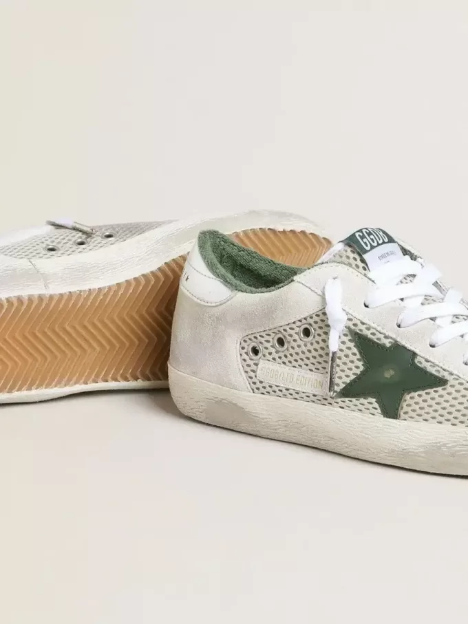 Super-Star LTD pentru femei, din piele de căprioară albă și plasă, cu stea din piele verde și călcâi din piele argintie Super-Star LTD pentru femei, din piele de căprioară albă și plasă, cu stea din piele verde și călcâi din piele argintie