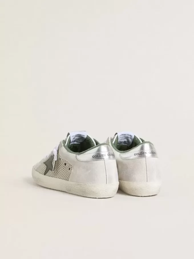 Super-Star LTD pentru femei, din piele de căprioară albă și plasă, cu stea din piele verde și călcâi din piele argintie Super-Star LTD pentru femei, din piele de căprioară albă și plasă, cu stea din piele verde și călcâi din piele argintie