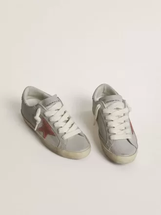 Super-Star LTD pentru femei, din piele gri cu stea din piele de căprioară roșu cărămiziu Super-Star LTD pentru femei, din piele gri cu stea din piele de căprioară roșu cărămiziu